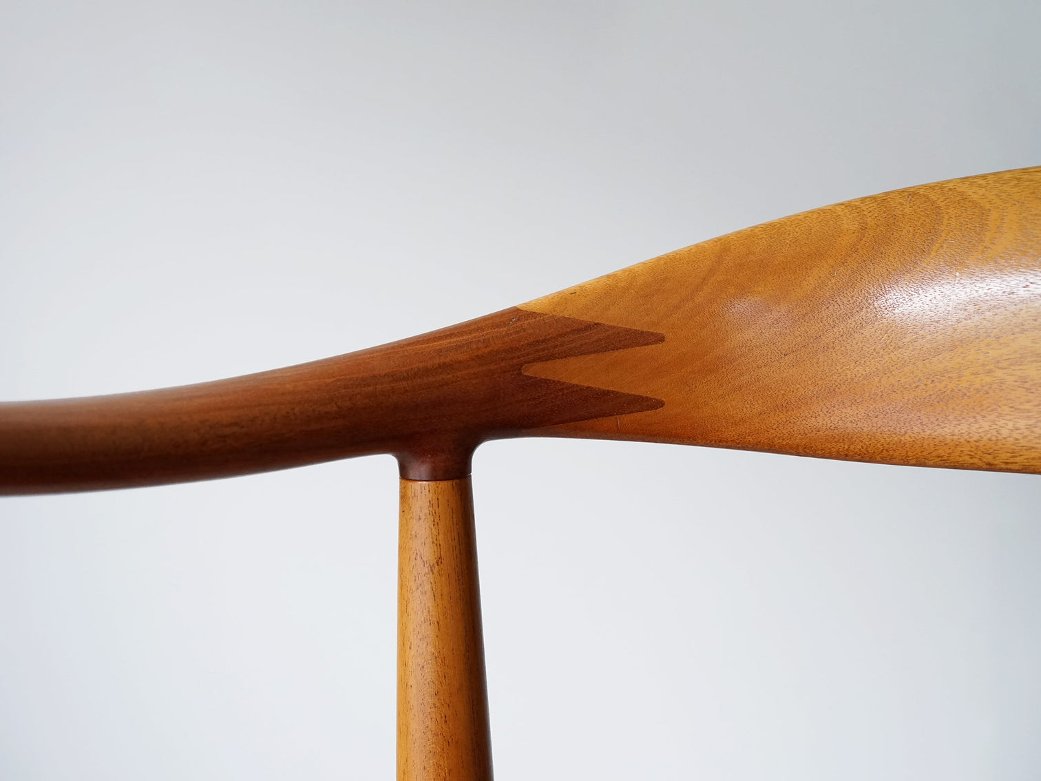 Hans J. Wegner(ハンスJウェグナー)のJH503 ザチェアの背もたれとアームの繋ぎ